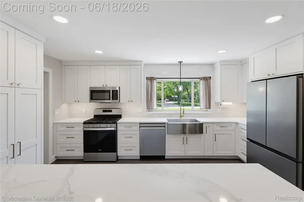 30130 Marimoor Street Beverly Hills Village MI 48025