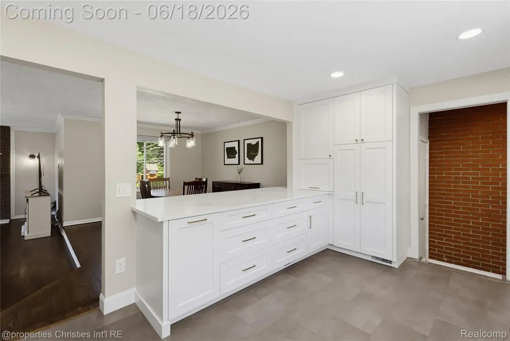 30130 Marimoor Street Beverly Hills Village MI 48025