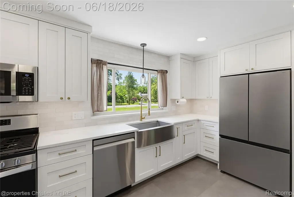 30130 Marimoor Street Beverly Hills Village MI 48025