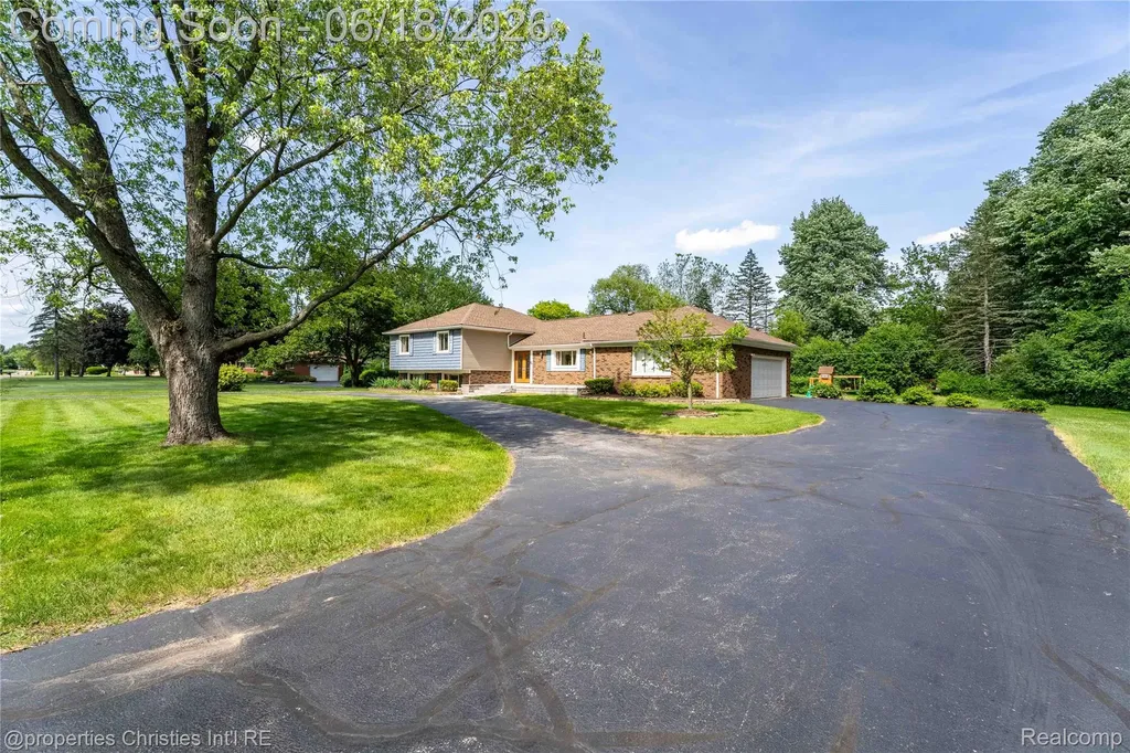 30130 Marimoor Street Beverly Hills Village MI 48025