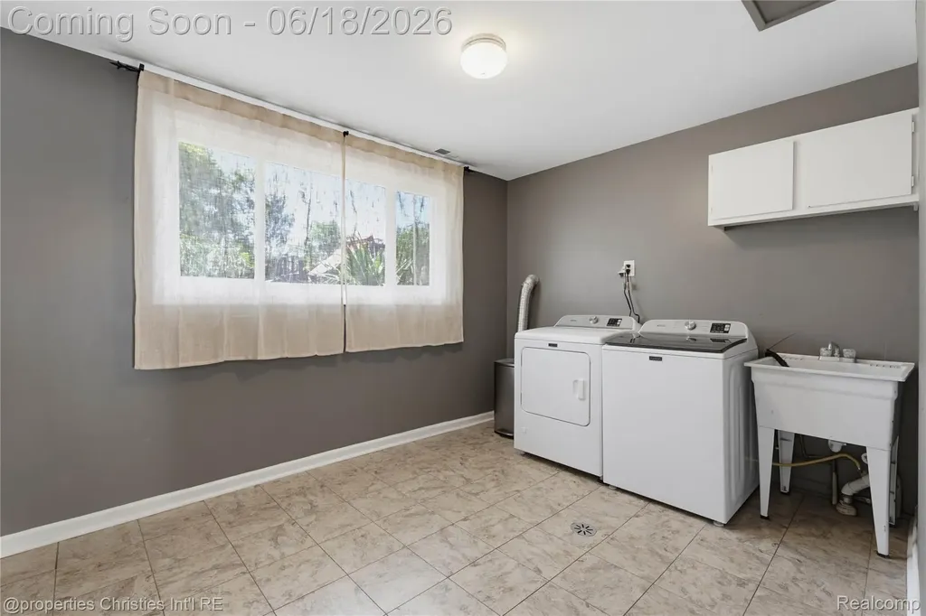 30130 Marimoor Street Beverly Hills Village MI 48025