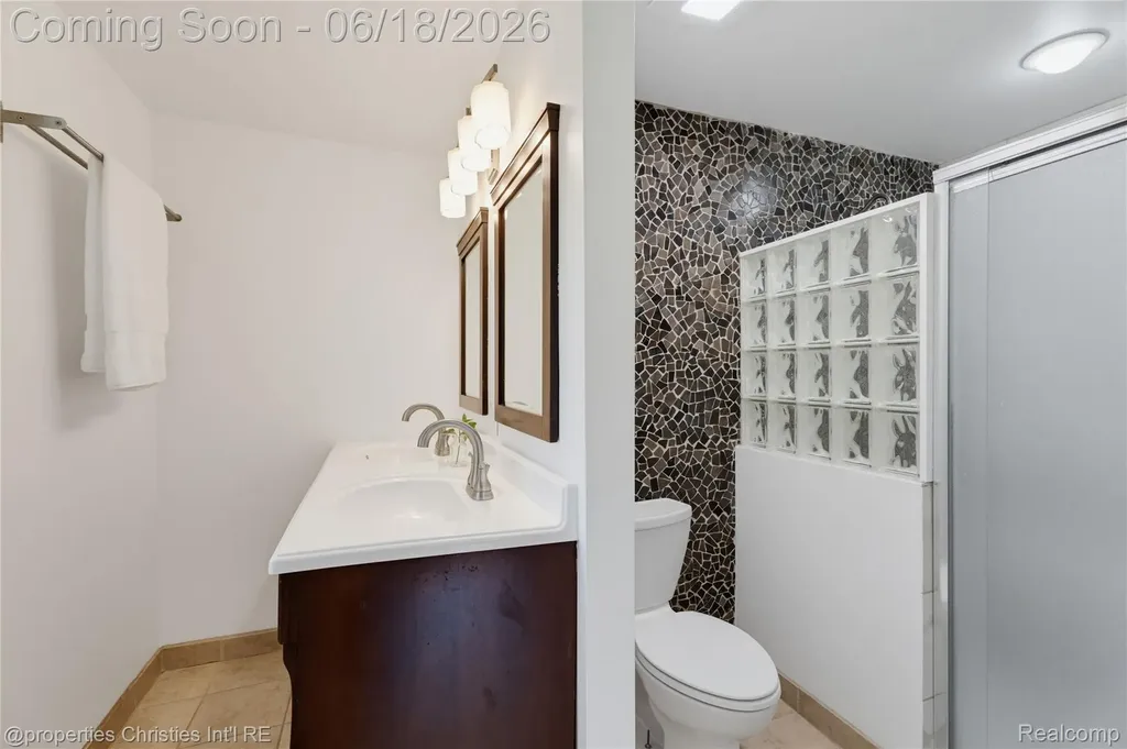30130 Marimoor Street Beverly Hills Village MI 48025