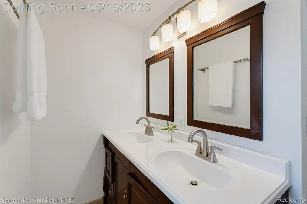 30130 Marimoor Street Beverly Hills Village MI 48025