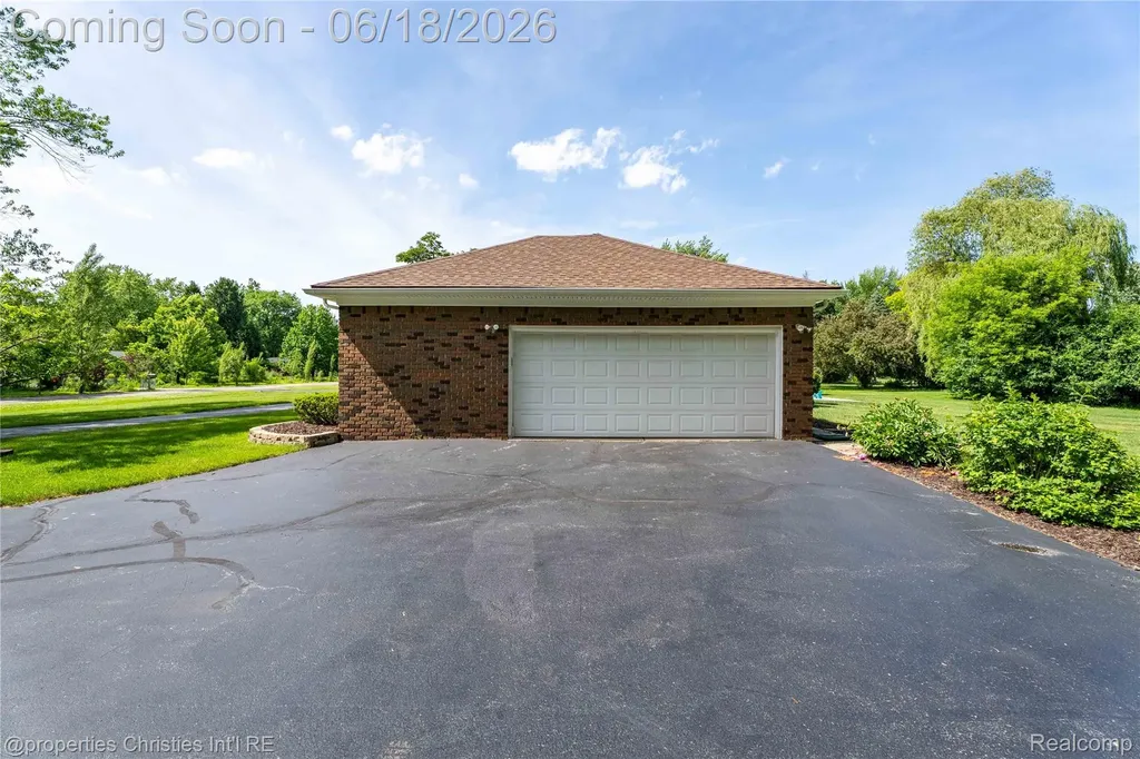 30130 Marimoor Street Beverly Hills Village MI 48025