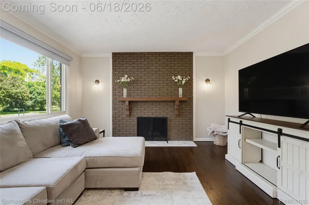 30130 Marimoor Street Beverly Hills Village MI 48025