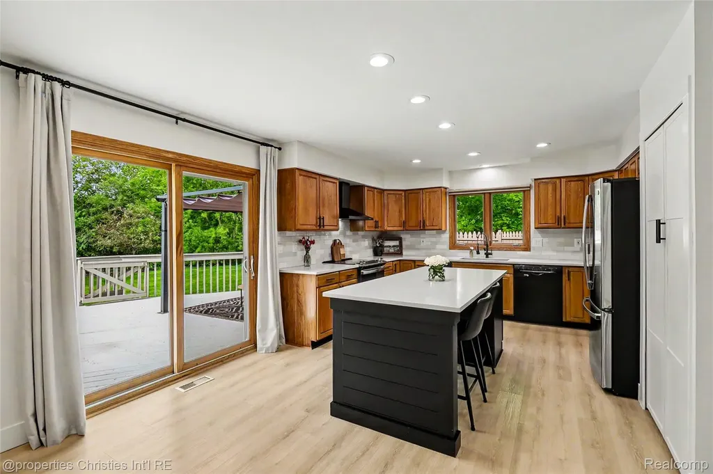 252 Granada Drive White Lake Charter Township MI 48386