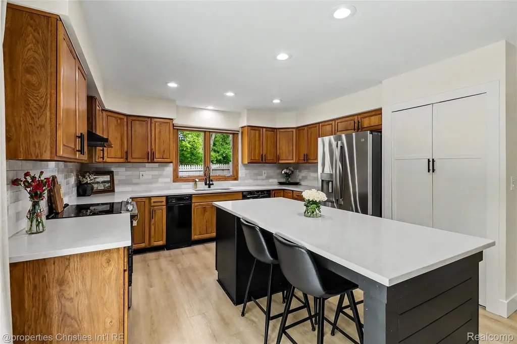 252 Granada Drive White Lake Charter Township MI 48386