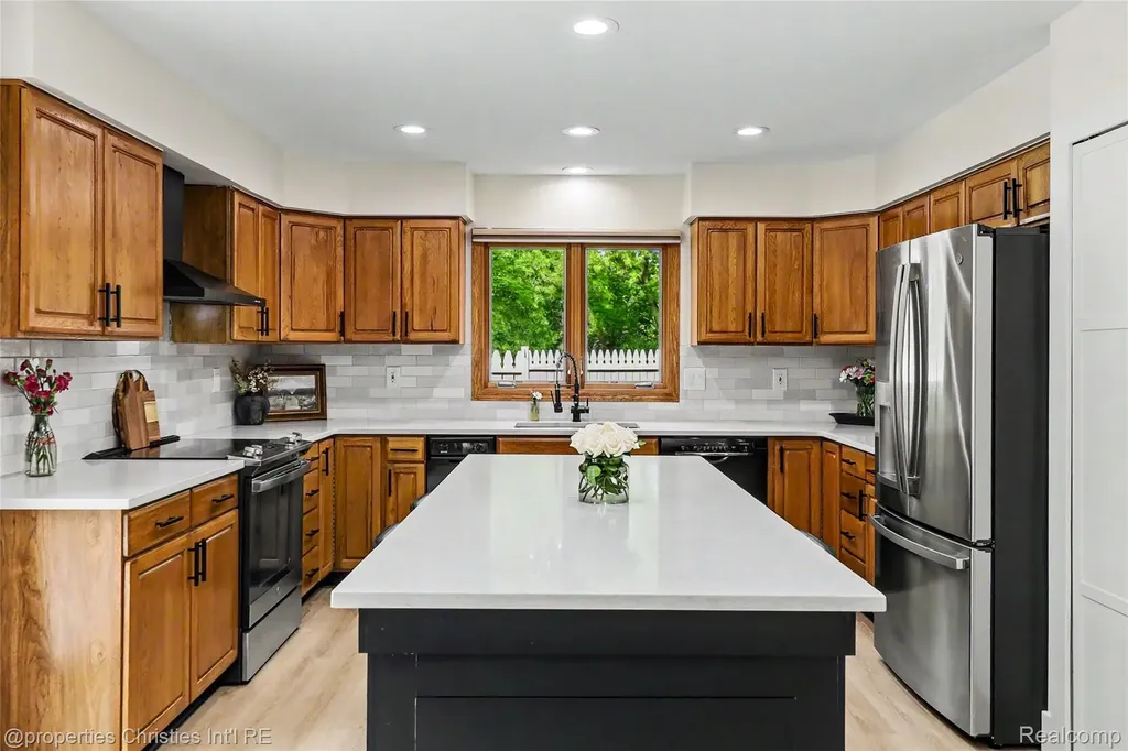 252 Granada Drive White Lake Charter Township MI 48386