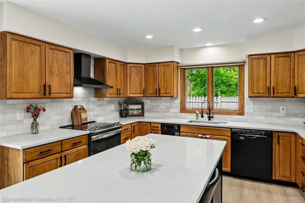 252 Granada Drive White Lake Charter Township MI 48386