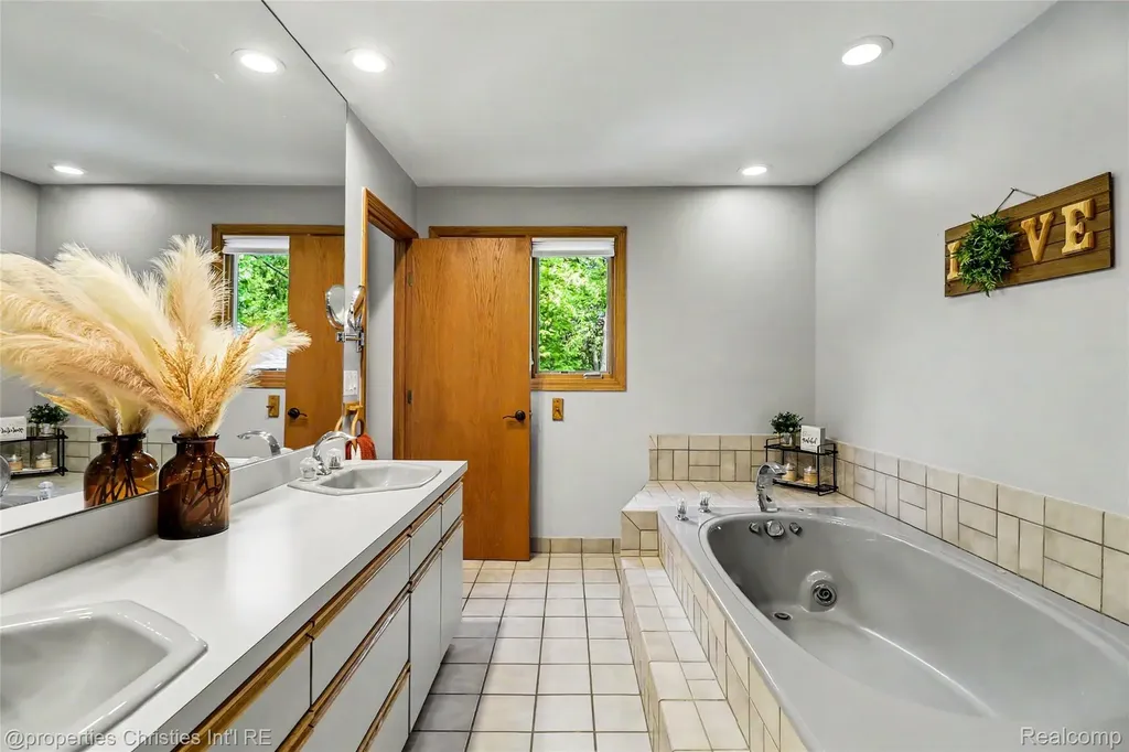 252 Granada Drive White Lake Charter Township MI 48386