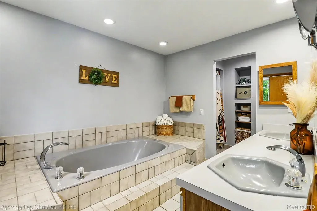 252 Granada Drive White Lake Charter Township MI 48386
