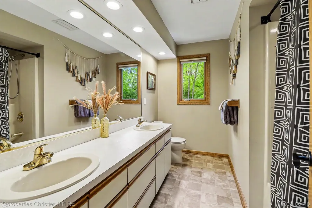 252 Granada Drive White Lake Charter Township MI 48386