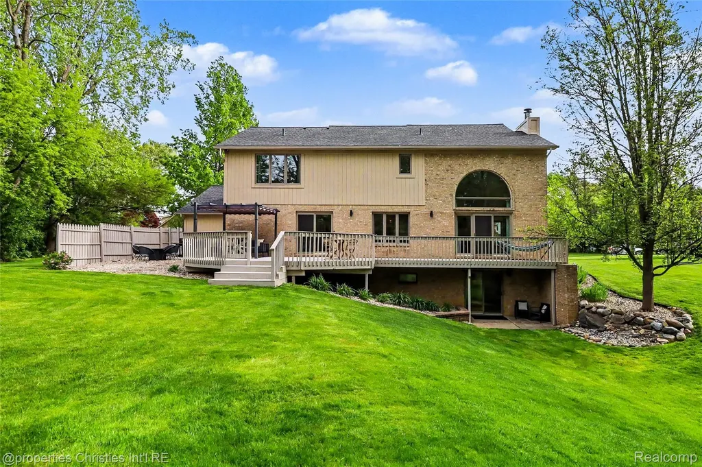 252 Granada Drive White Lake Charter Township MI 48386
