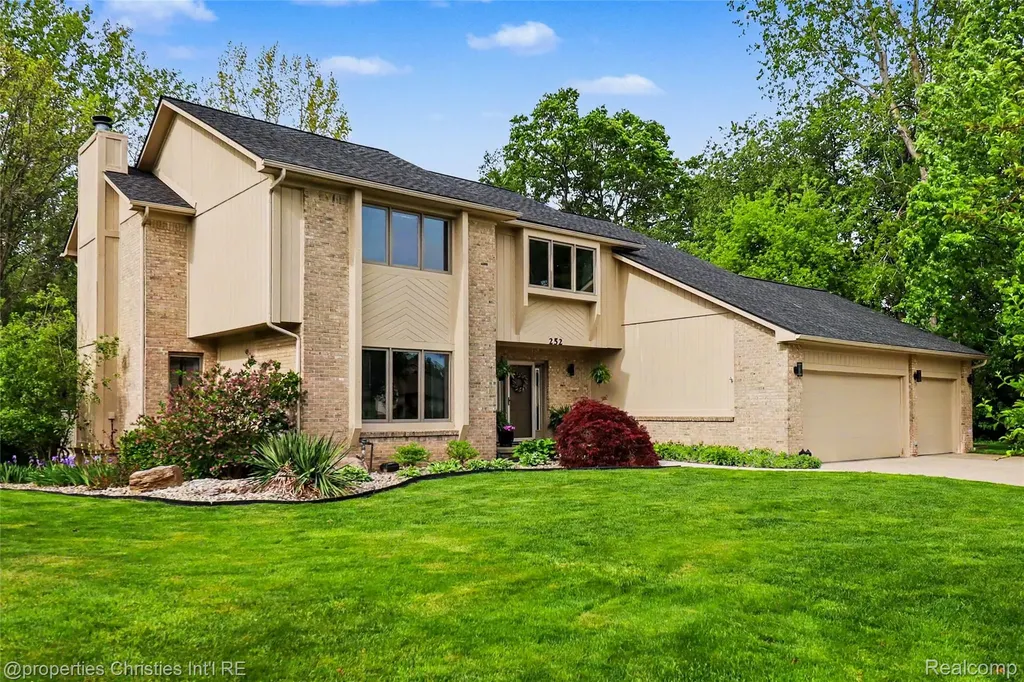 252 Granada Drive White Lake Charter Township MI 48386