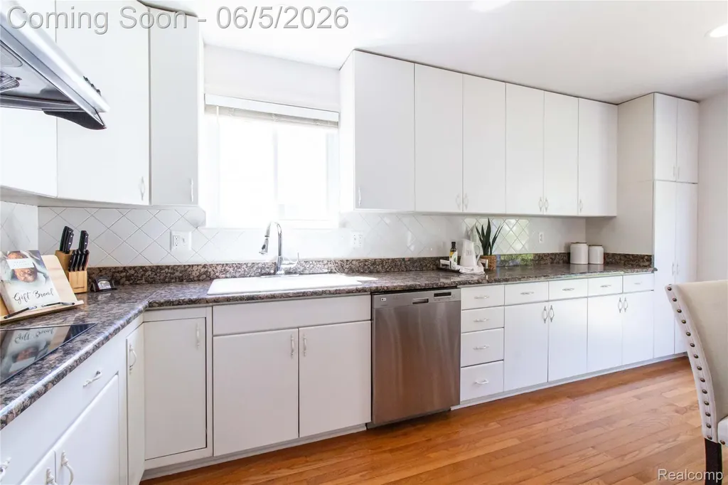 141 Woodslee Drive Troy City MI 48083