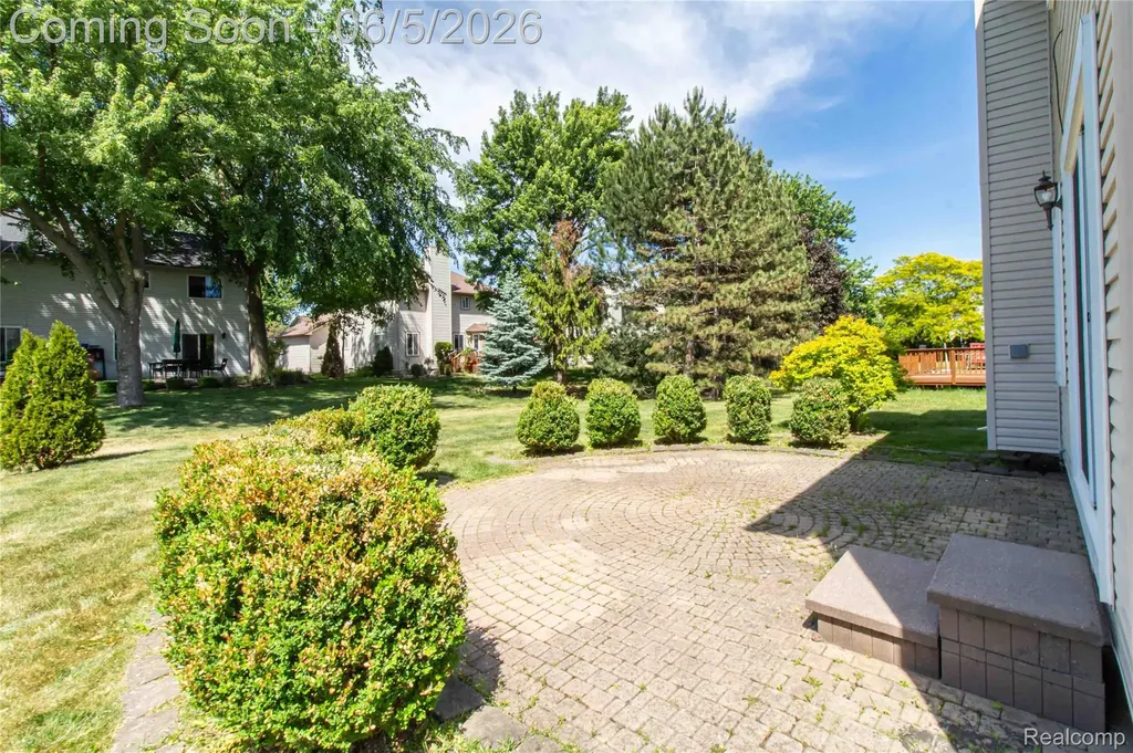 141 Woodslee Drive Troy City MI 48083