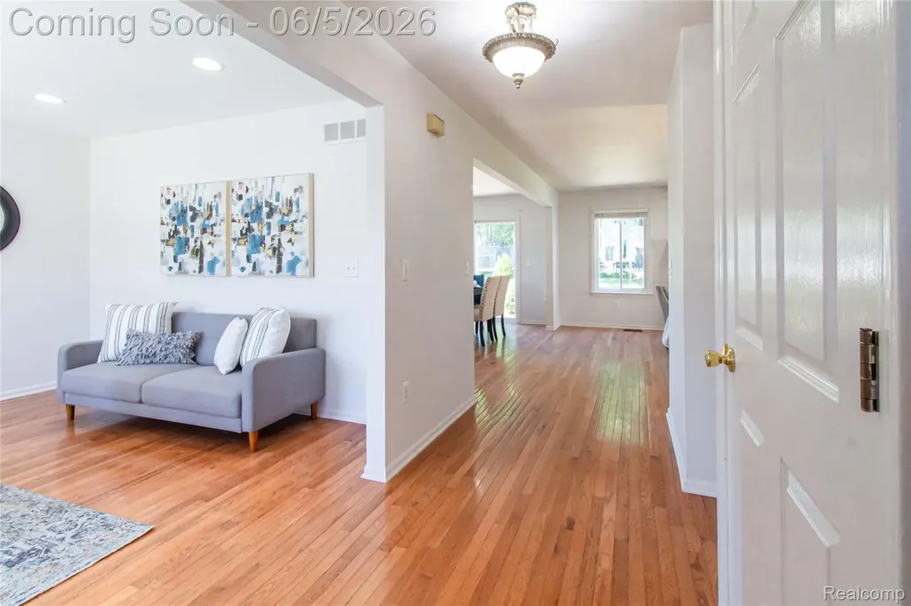 141 Woodslee Drive Troy City MI 48083