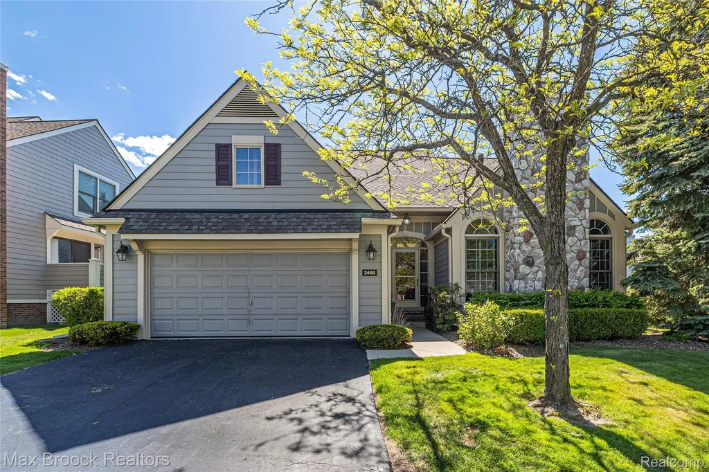 2456 Inglehill Point Bloomfield Charter Township MI 48304