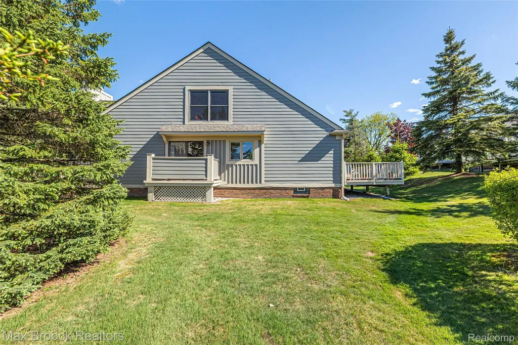 2456 Inglehill Point Bloomfield Charter Township MI 48304