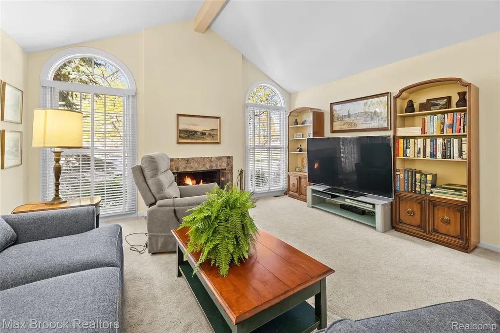 2456 Inglehill Point Bloomfield Charter Township MI 48304