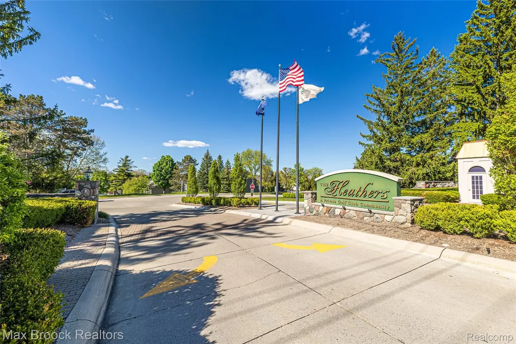 2456 Inglehill Point Bloomfield Charter Township MI 48304