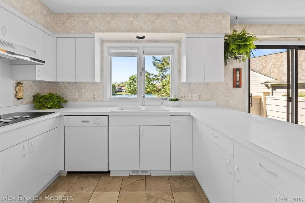 2456 Inglehill Point Bloomfield Charter Township MI 48304