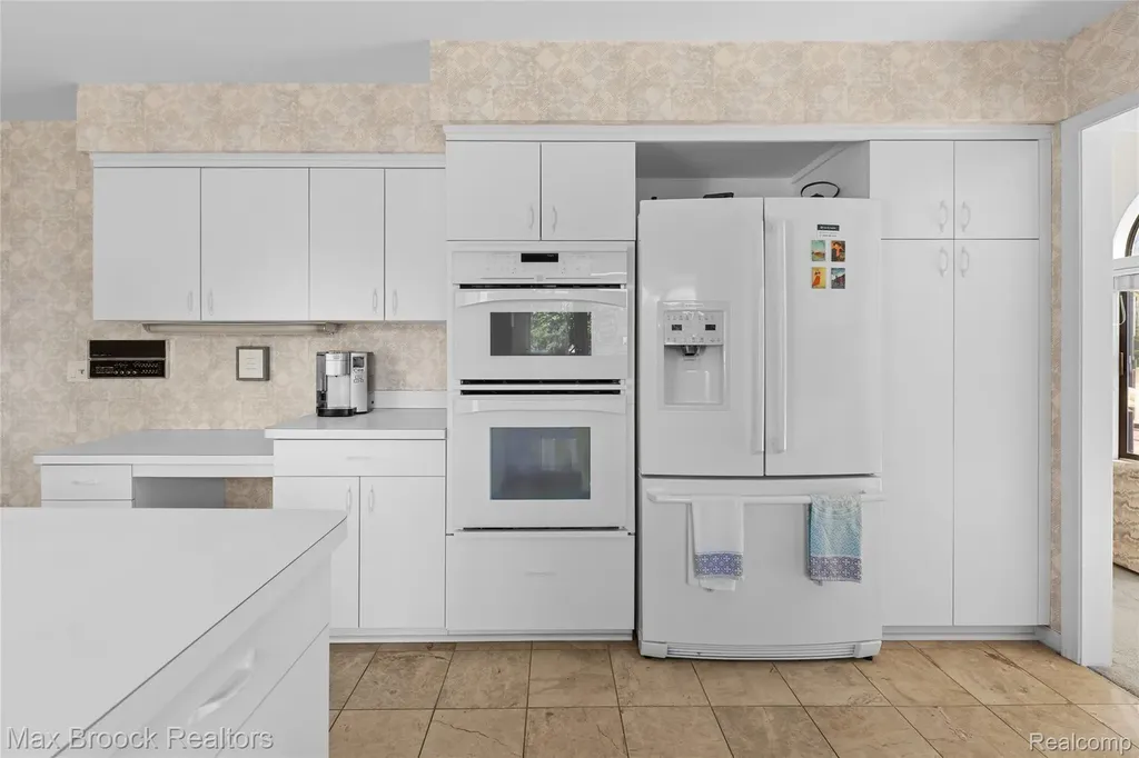 2456 Inglehill Point Bloomfield Charter Township MI 48304