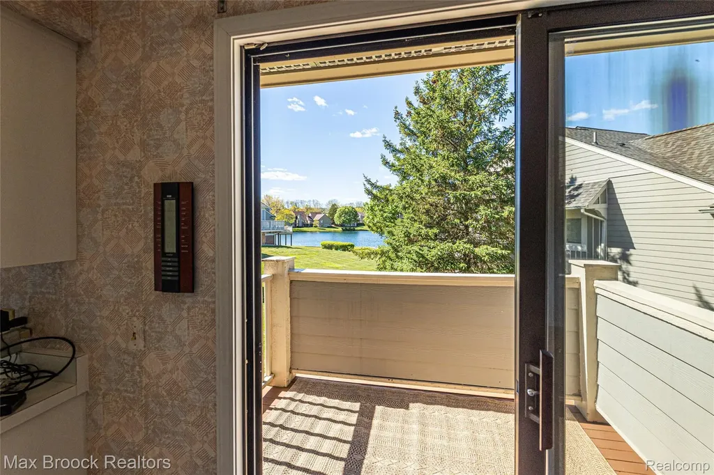 2456 Inglehill Point Bloomfield Charter Township MI 48304