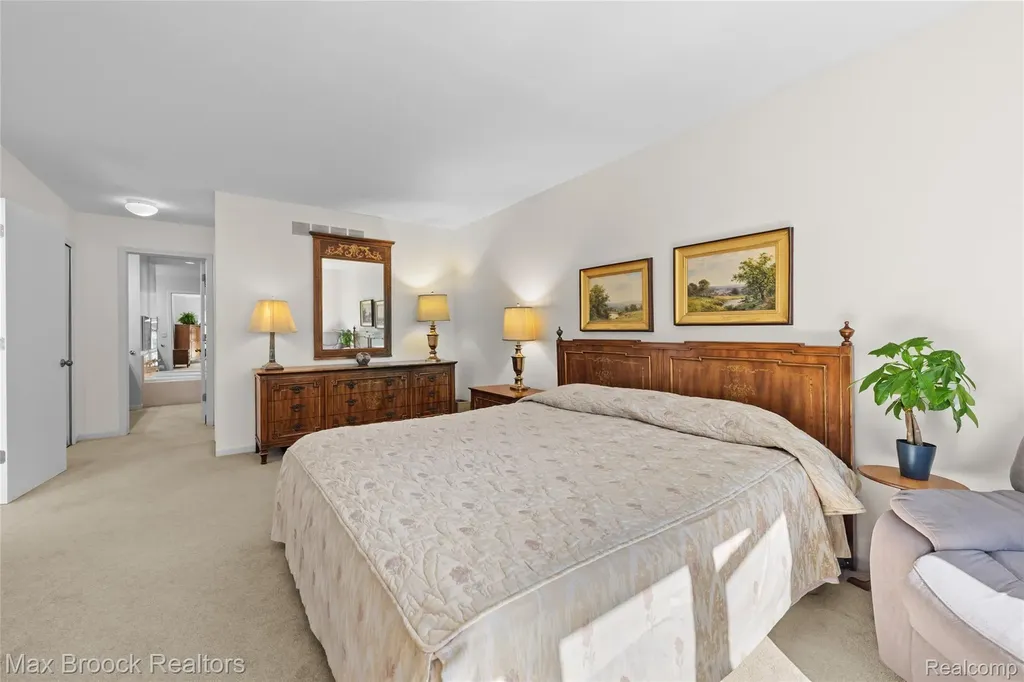 2456 Inglehill Point Bloomfield Charter Township MI 48304