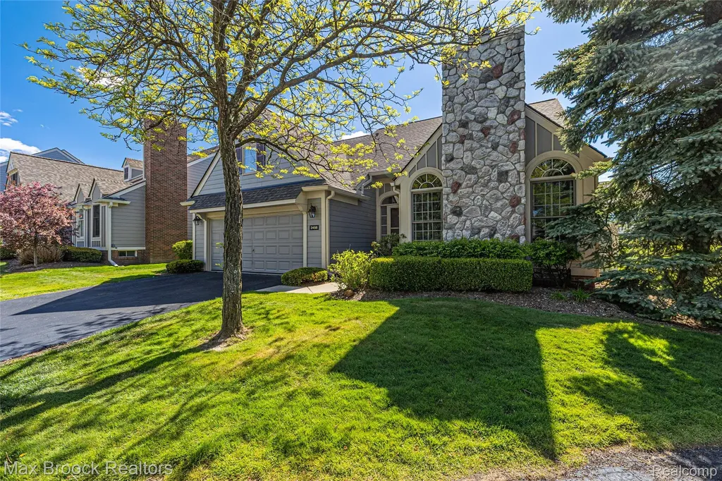 2456 Inglehill Point Bloomfield Charter Township MI 48304