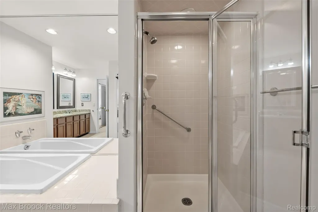 2456 Inglehill Point Bloomfield Charter Township MI 48304