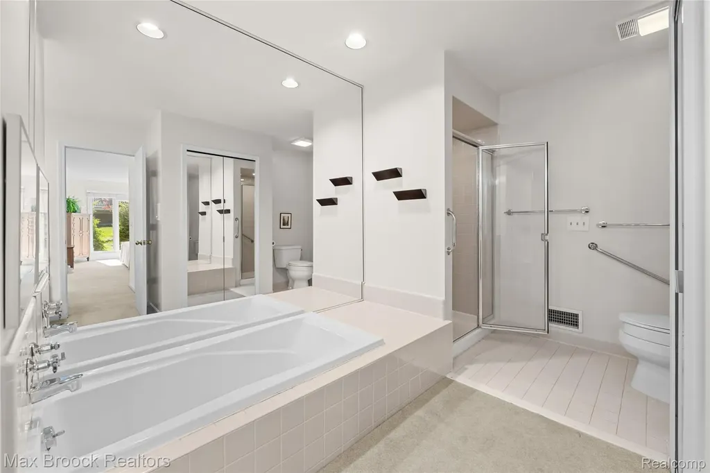 2456 Inglehill Point Bloomfield Charter Township MI 48304