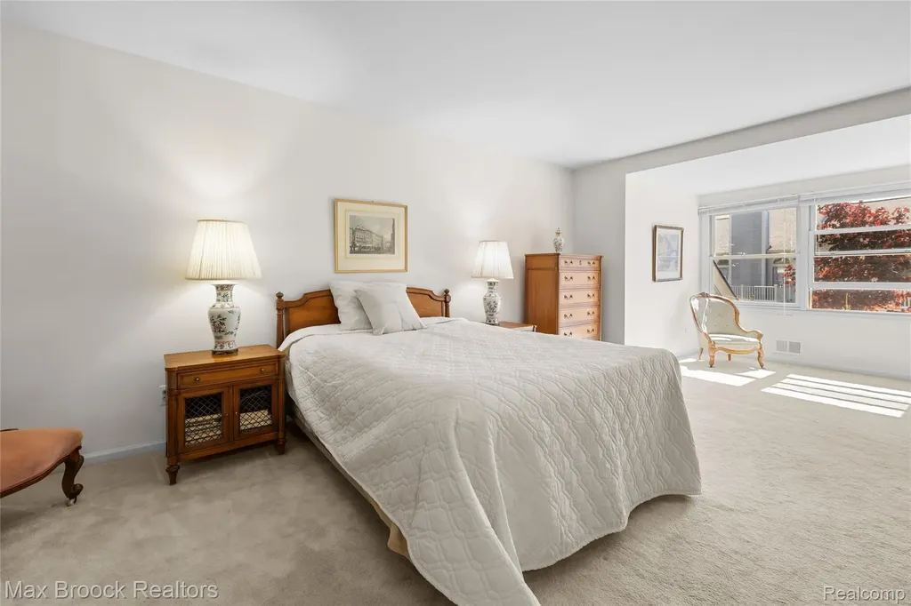 2456 Inglehill Point Bloomfield Charter Township MI 48304