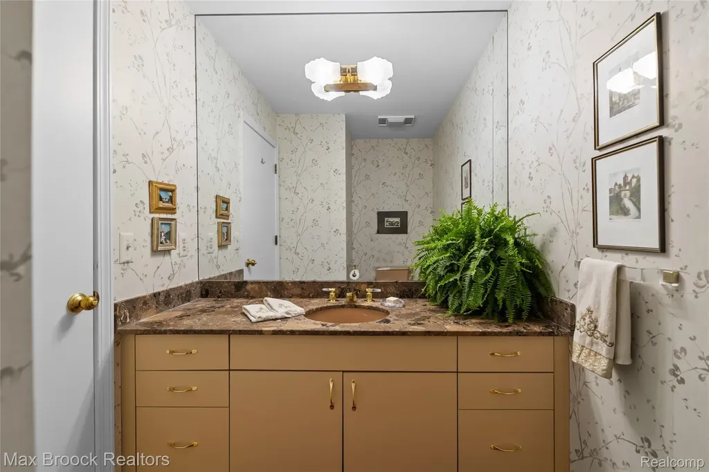 2456 Inglehill Point Bloomfield Charter Township MI 48304