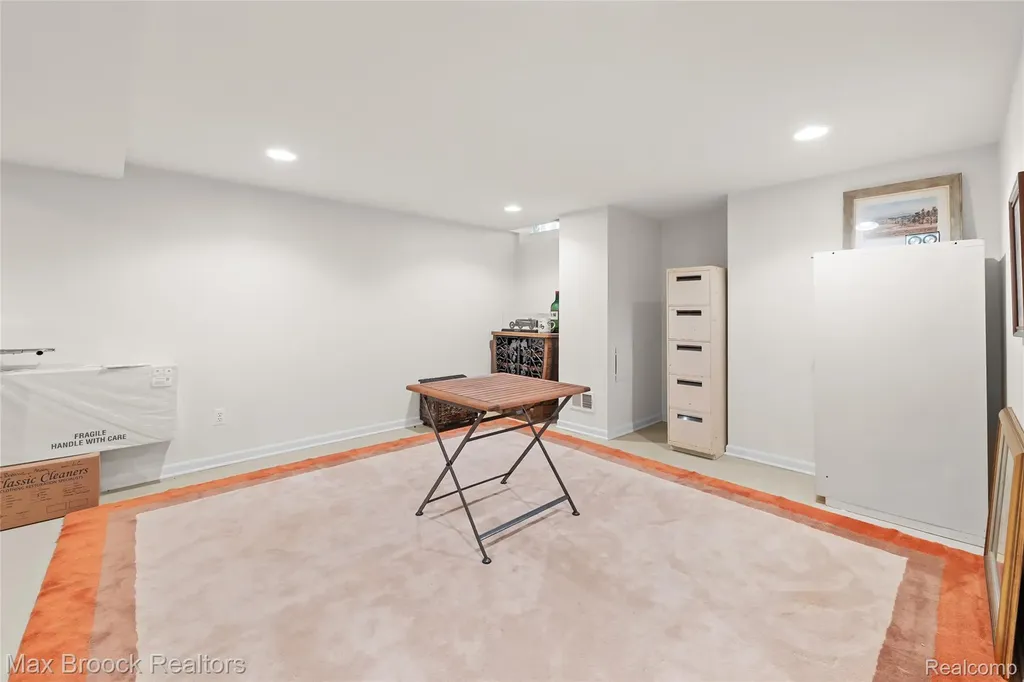 2456 Inglehill Point Bloomfield Charter Township MI 48304