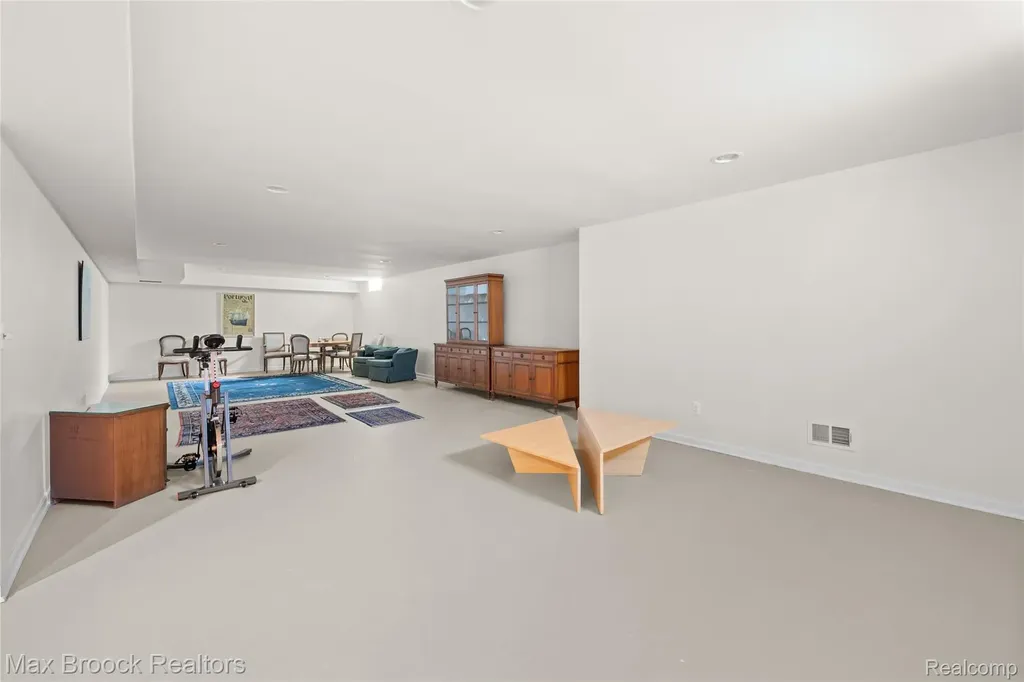 2456 Inglehill Point Bloomfield Charter Township MI 48304