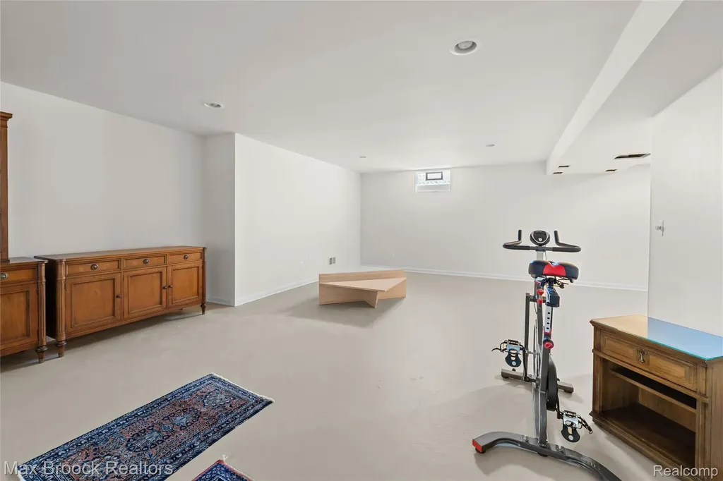 2456 Inglehill Point Bloomfield Charter Township MI 48304