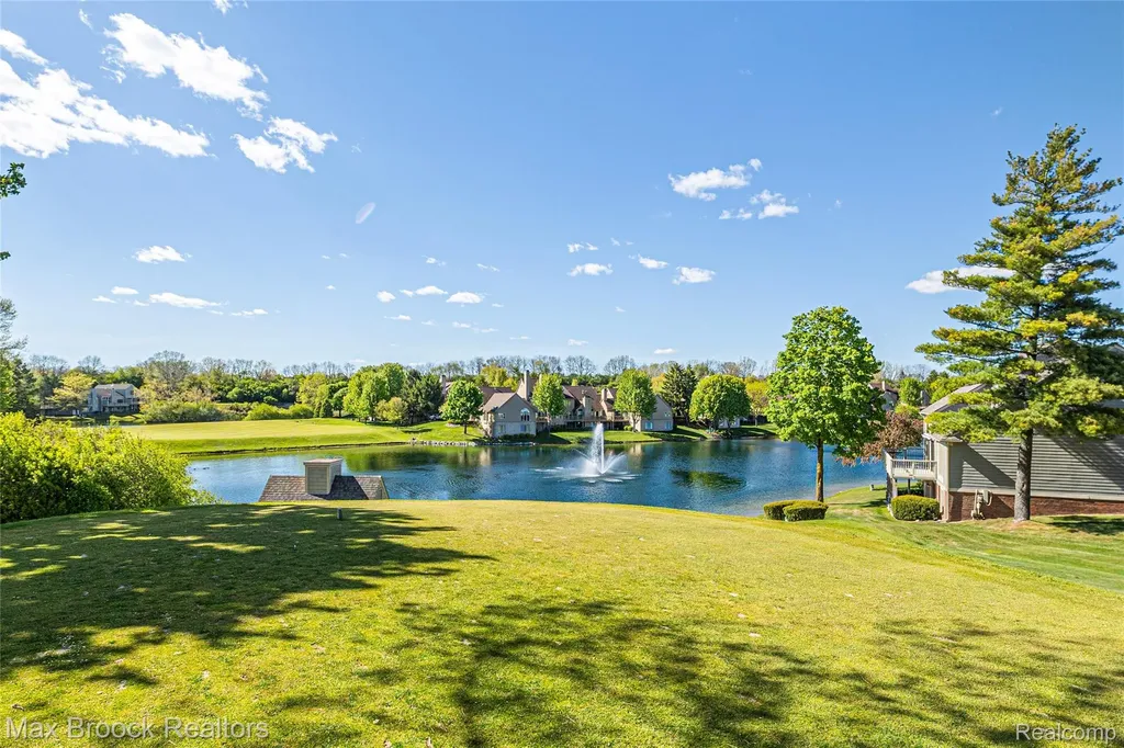 2456 Inglehill Point Bloomfield Charter Township MI 48304
