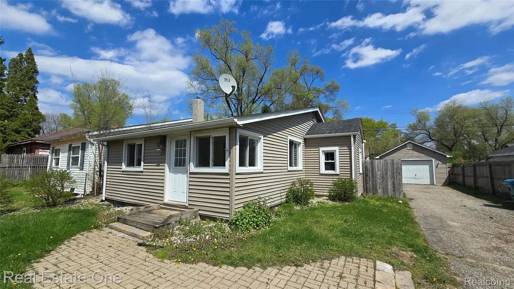 3148 Woodlawn Street Commerce Charter Township MI 48390