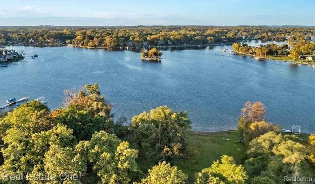 3148 Woodlawn Street Commerce Charter Township MI 48390
