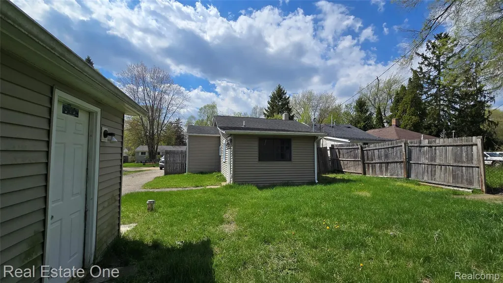 3148 Woodlawn Street Commerce Charter Township MI 48390