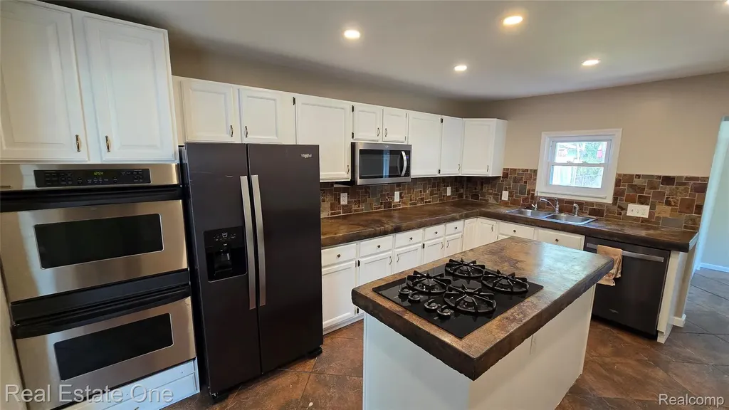 3148 Woodlawn Street Commerce Charter Township MI 48390