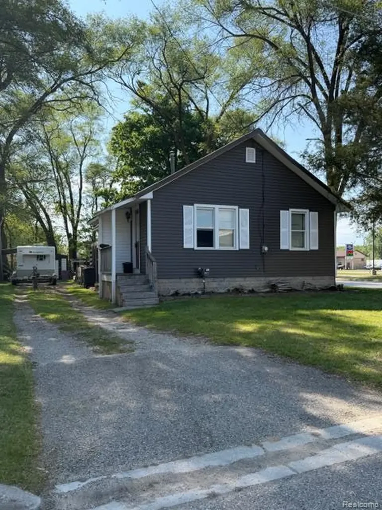 11509 Dexter Street Vienna Charter Township MI 48420