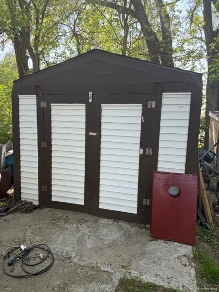 11509 Dexter Street Vienna Charter Township MI 48420