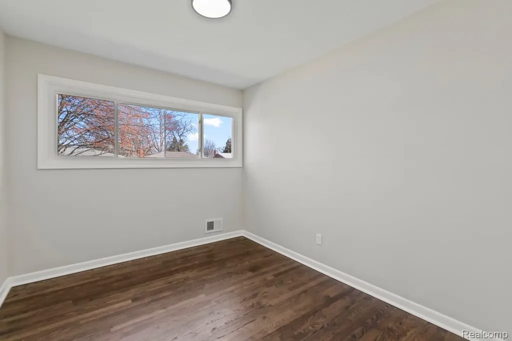 33091 Barton Street Garden City City MI 48135