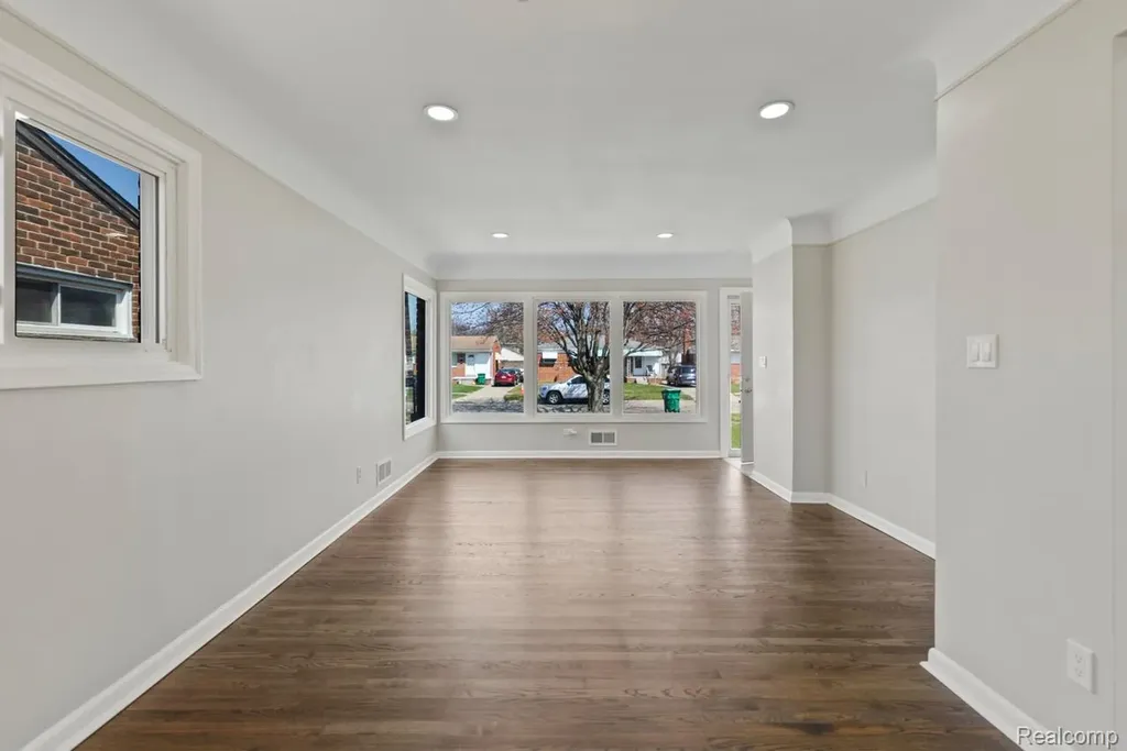 33091 Barton Street Garden City City MI 48135