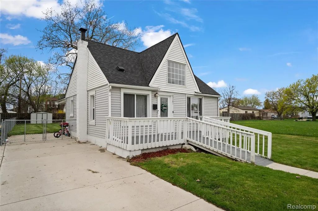 25181 Lawn Street Roseville City MI 48066