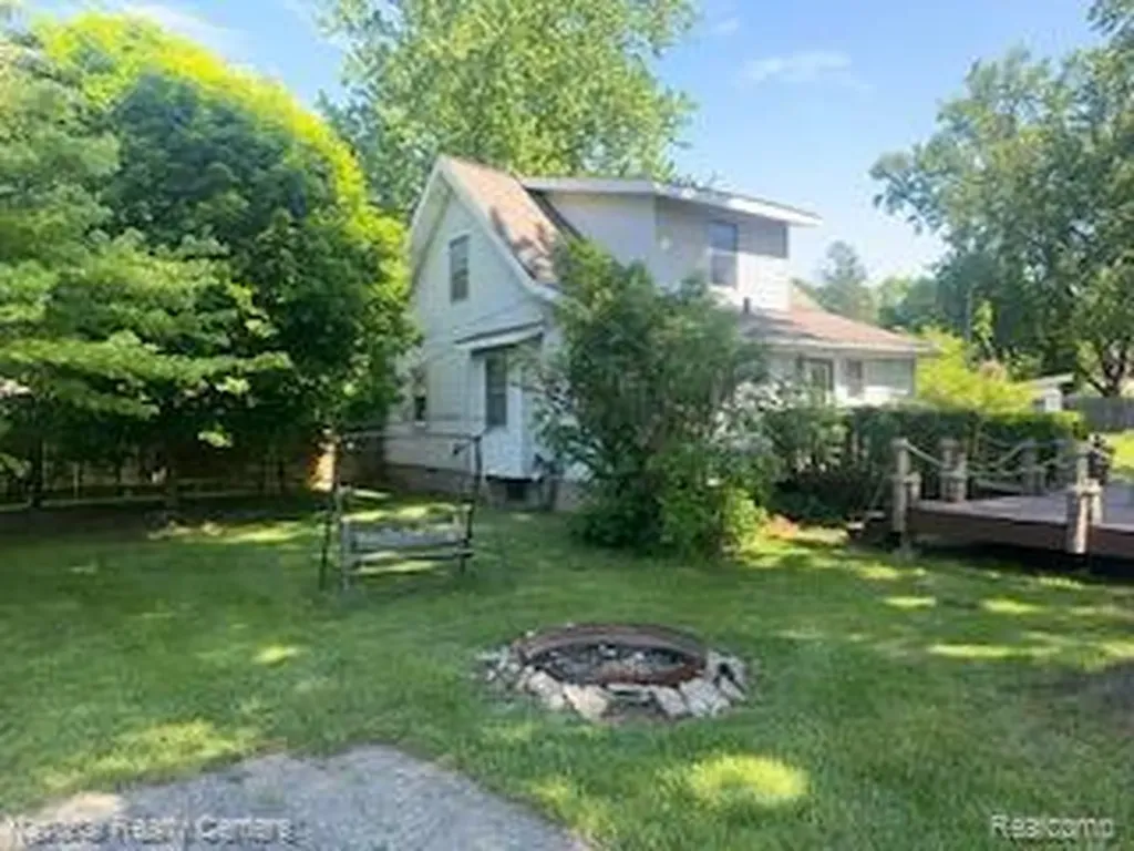 20 Crescent Lake Road Waterford Charter Township MI 48327