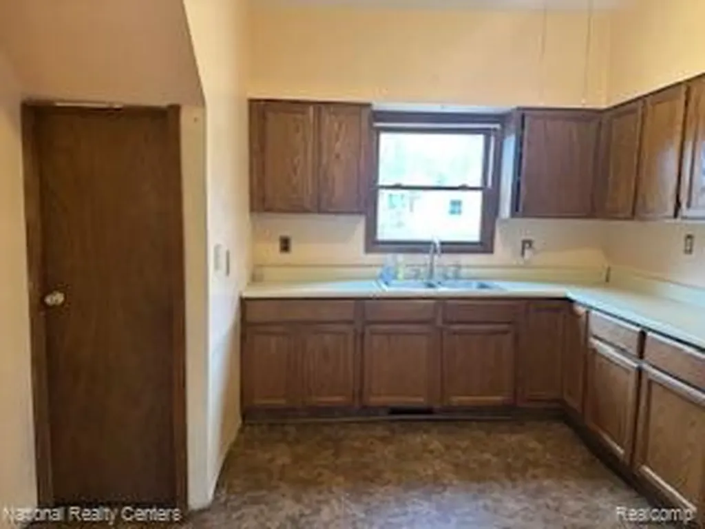 20 Crescent Lake Road Waterford Charter Township MI 48327
