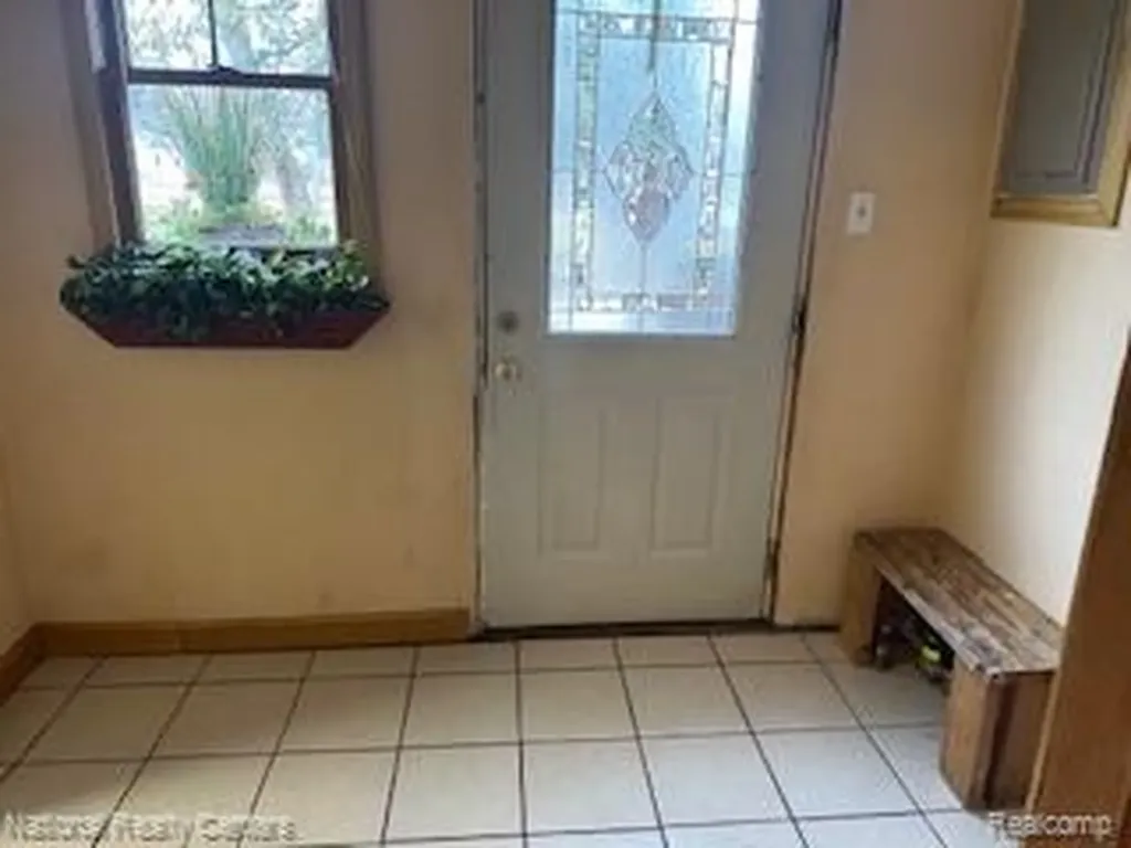 20 Crescent Lake Road Waterford Charter Township MI 48327